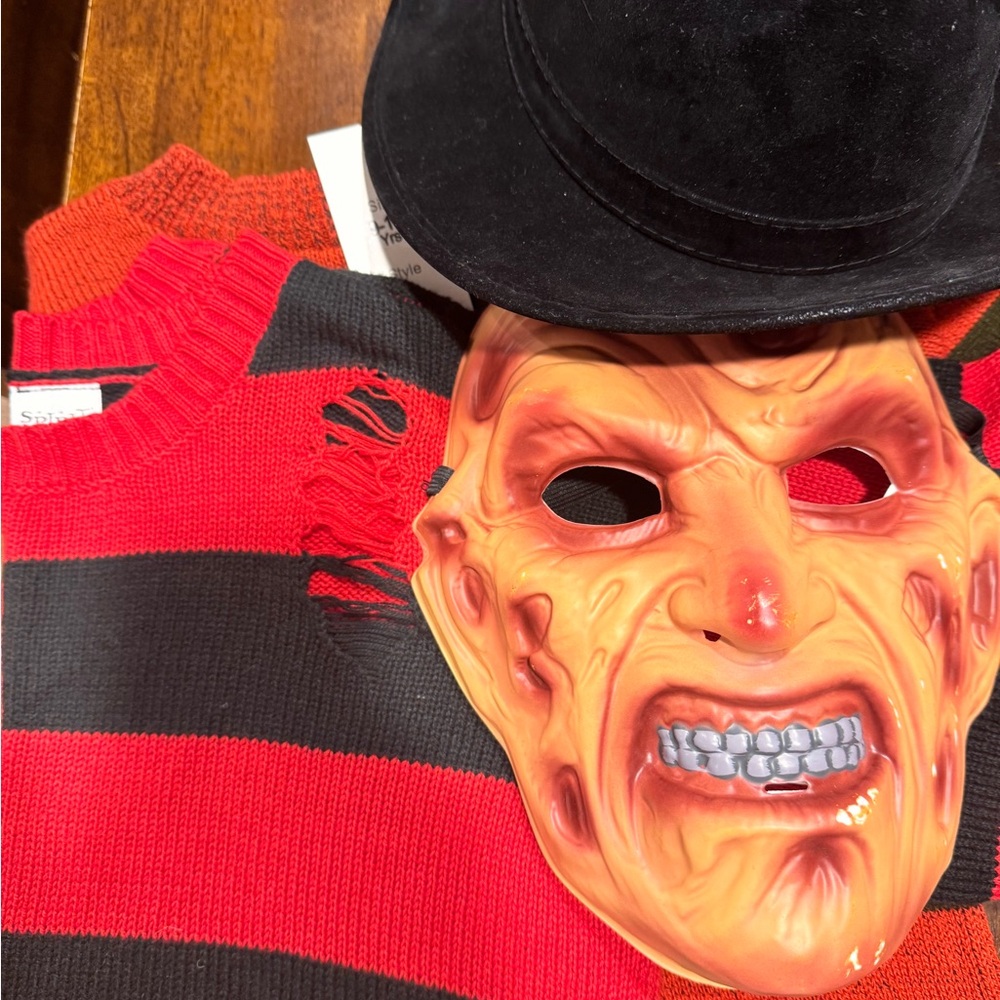 Freddy Krueger 

Sized 9/10 years 
+Hat & Mask 
Mask lightly scuffed